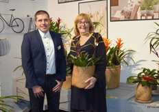 Op de stand van Corn.Bak werd de nieuwe Happy Line in het zonnetje gezet. Edgar Dibbelink en Elly Bak hier met hun nieuwe Happy Yellow. Naast dit soort is er ook nog de Happy Purple en de Happy Red.